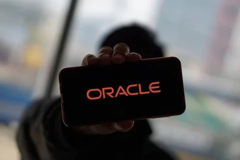  ORACLE logo displayed on smartphone screen. ORACLE is a multinational com... Foto stock
