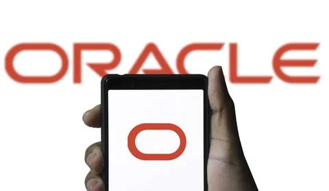  ORACLE logo displayed on smartphone screen. ORACLE is a multinational com... Foto stock