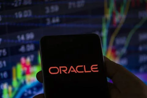  ORACLE logo displayed on smartphone screen. ORACLE is a multinational com... Foto stock