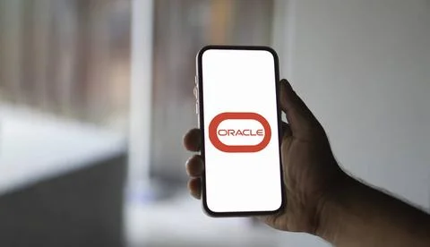  ORACLE logo displayed on smartphone screen. ORACLE is a multinational com... Foto stock
