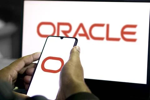  ORACLE logo displayed on smartphone screen. ORACLE is a multinational com... Foto stock