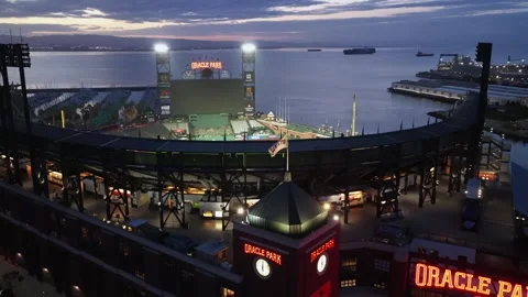 Oracle Park baseball stadium glowing with lights at dawn, San Francisco Bay in Vidéo 335999838