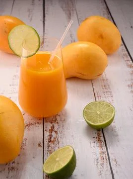Orange beverage macro with lime slice on white vintage wooden desktop with ma Foto stock