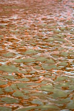 Orange blue white reflection on surface water with waves Stock-Fotos