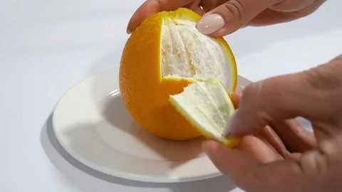 Orange break into slices 動画素材 105651193