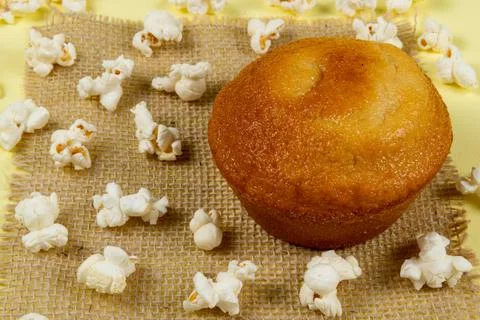 Orange cake surrounded by popcorn spread on the table .. Foto stock