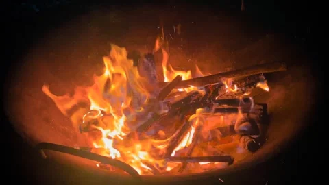 Orange campfire flames swirling in a pit, at night. Vídeos de archivo 274932018
