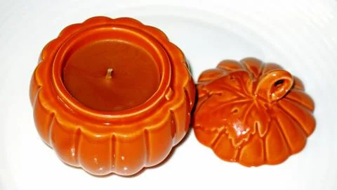 Orange candle in ceramic pumpkin Foto stock
