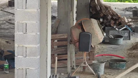 Orange cement mixer stands on construction site Vidéo 310250732