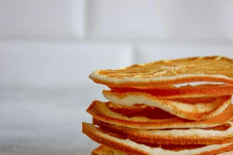 Orange chips on a light background, close up. A healthy snack. Fruit chips. Fotos de archivo