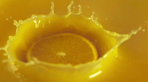 Orange circle falling into the orange juice Video stock 48433907