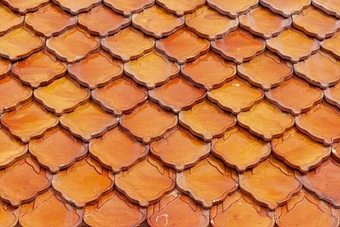Orange clay tiles overlapping each other on the roof. Foto stock