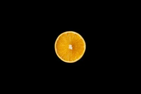 Orange cut in half, one light source, on black background Stockfoto's