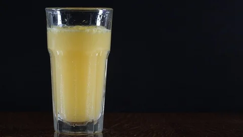 Orange drink in a glass. The tablet is dissolved in water. Video stock 124659401