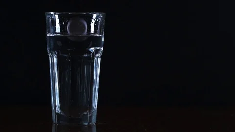 Orange drink in a glass. The tablet is dissolved in water. Vídeos de archivo 124659647