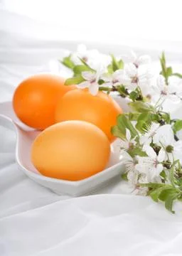Orange easter eggs in in bowl Foto stock