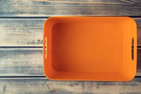 Orange empty plastic container, box on wood table background. Sustainable d.. Foto stock