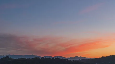 Orange fire sky during sunset on mountains Pyrenees, france, timelapse vidéo Video stock 273618750