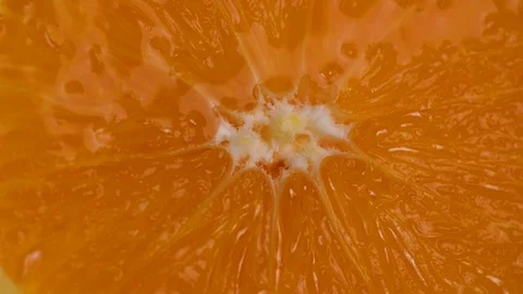 Orange fresh. Recipe. Water flows through the pulp of an orange. Macro Vidéo 123790482