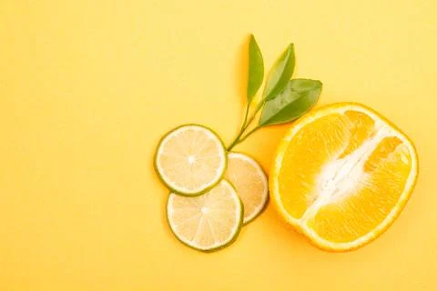 Orange fruit pattern composition. Summer healthy food background. Foto stock