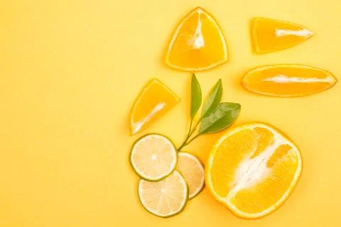 Orange fruit pattern composition. Summer healthy food background. Foto stock