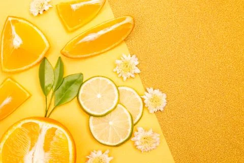 Orange fruit pattern composition. Summer healthy food background. Foto stock