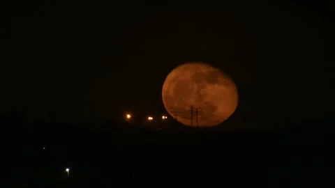 Orange Full Moon Rises Behind Power Lines over Los Angeles Vídeos de archivo 314798842