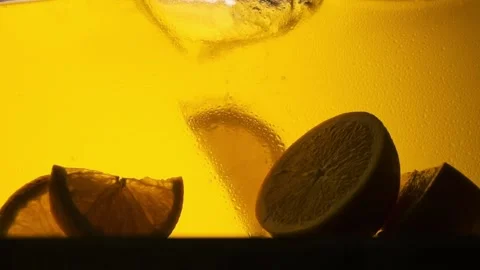 Orange in a glass of juice. Vídeo Stock 168921880