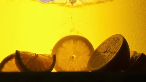Orange in a glass of juice. Vídeo Stock 168921989