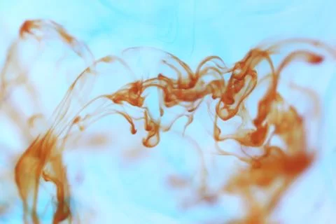 Orange Ink Drop Dynamic Motion Flourish in Water. Soft Ambient Background. Foto stock
