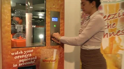 Orange juice mashine. Video stock 8985975