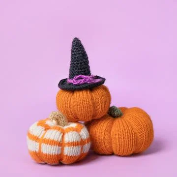 Orange knitted pumpkins Foto stock