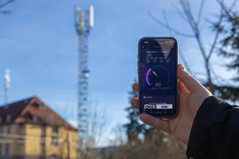 An Orange mobile internet speed test is shown on a smartphone screen with a Foto stock
