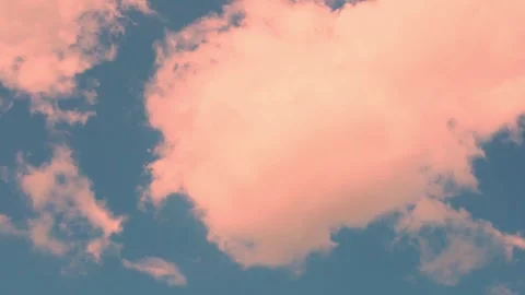 Orange Peach Cotton Fluffy Clouds Flying across Blue Sunset Sky Time Lapse. Beau Stock-Footage 315282299