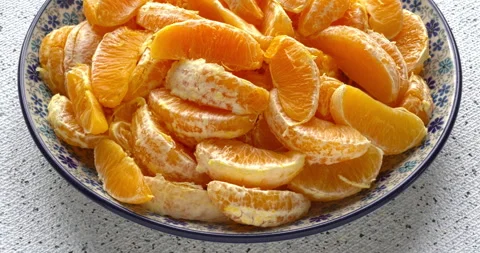 Orange segments on a plate. Vidéo 340605088