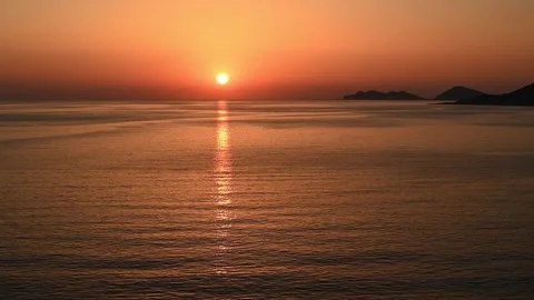 Orange sky during beautiful sunset over sea. Tranquil scene. Handheld footage Vídeo Stock 249557660