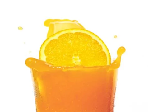 Orange slices fall in juice Foto stock