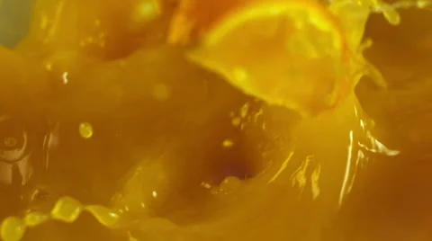 Orange slices falling into the orange juice Video stock 48334887