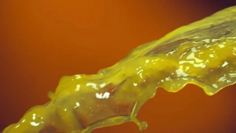 Orange slices falling into stream of juice Vidéo 88490897