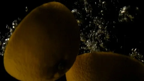 Orange slices falling into water, slow motion Video stock 80608297