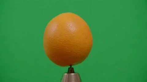 Orange spinning on green screen 库存影片 220755792