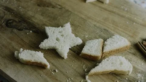 Orange star guide placed across a fresh bread slice Foto stock