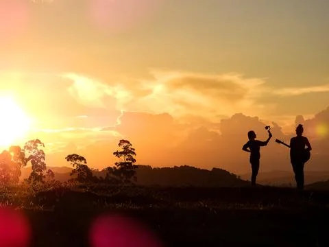 Orange sun setting in the mountains. Foto stock