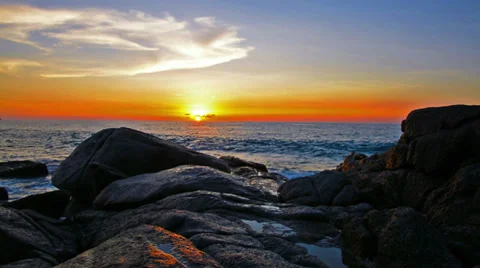 Orange sunset and the increasing wave of the sea Video stock 33194209