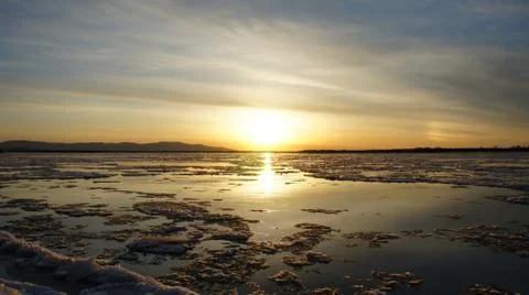 Orange sunset, ice on the river Stockfoto's