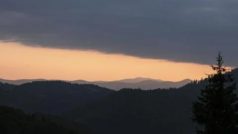 Orange sunset with the setting sun behind the mountains Foto stock