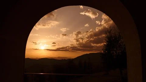 Orange sunset with the setting sun behind the mountains Foto stock