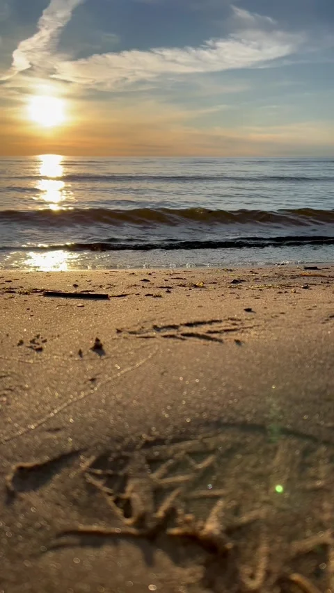 Orange sunset sky with clouds against the backdrop of ocean waves and the coast. Stock-Footage 280237958