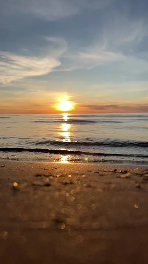 Orange sunset sky with clouds against the backdrop of ocean waves and the coast. Vidéo 280237980