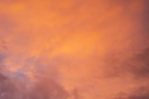 Orange sunset sky with clouds. Texture and background Stockfoto's